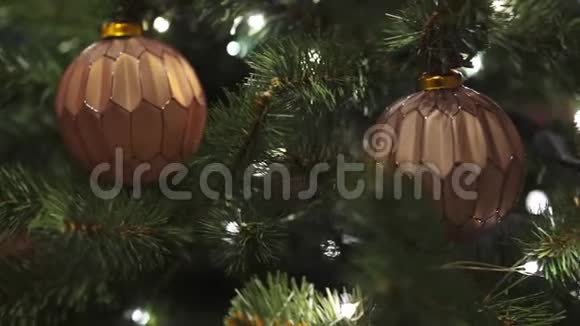 人工杉木上两个米色圣诞球的特写视频的预览图