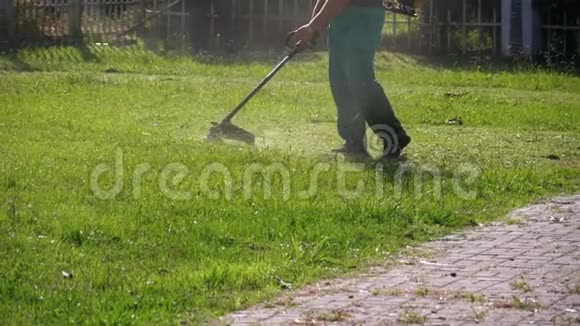 园艺工人在公园里用汽油割草机割草慢动作视频的预览图