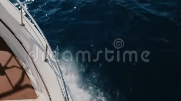 美丽的顶部景色白色游艇船正面航行在公海切割深蓝的波浪在晴朗的晴天视频的预览图