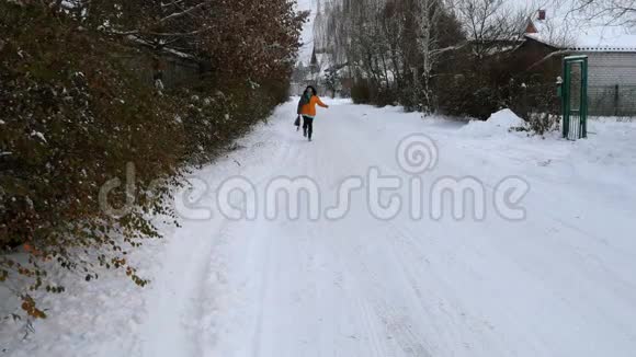 成年妇女在雪道上散步很有趣视频的预览图