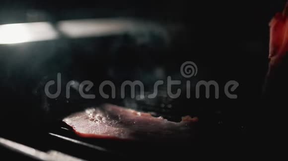 在烤架上烹制可口的培根慢动作100英尺视频的预览图