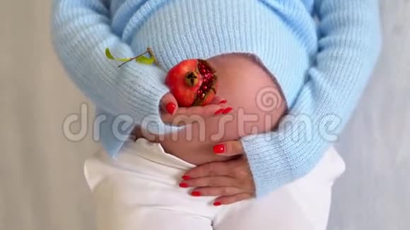 怀孕妈妈带水果石榴视频的预览图