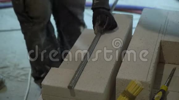 电枢切割加气混凝土砌块的施工工人标识视频的预览图