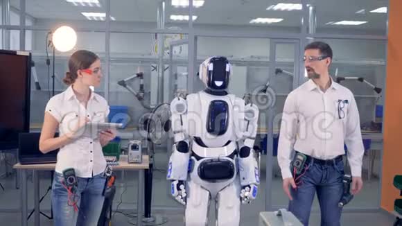 机器人模仿人动作视频的预览图