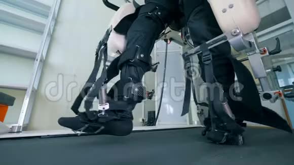 病人的腿在一个特殊的假体关闭视频的预览图