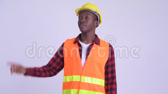 年轻快乐的非洲男子建筑工人指出视频的预览图