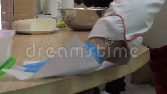 近景厨师用白色餐巾擦拭木桌视频的预览图