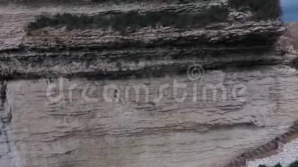 科西嘉岛博尼法西奥镇的一块石灰岩岩石中的楼梯视频的预览图