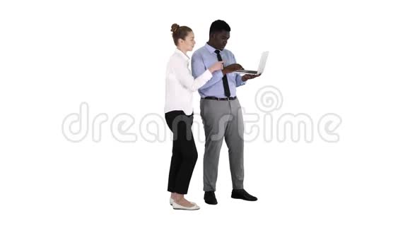 非洲裔美国商业顾问在笔记本电脑屏幕上显示一些东西在白色背景下与白人女商人交谈视频的预览图