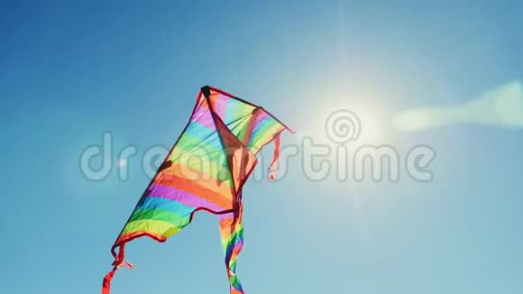一只长尾巴的风筝在天空中盘旋视频的预览图
