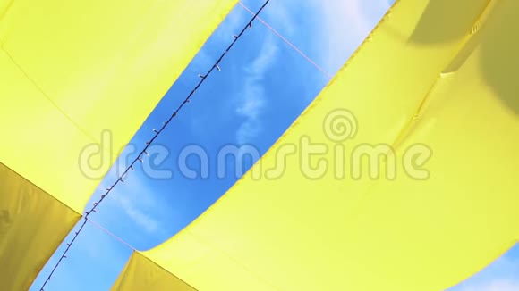 帐篷框架上的一条条黄色的发髻视频的预览图