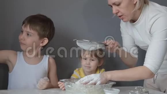 孩子们和妈妈用手捏面团做饼干视频的预览图
