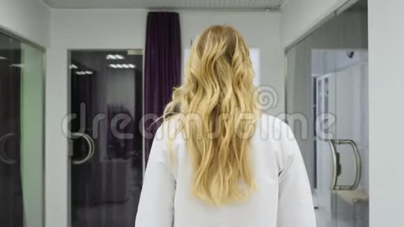 穿白袍的金发医生女孩回来了视频的预览图