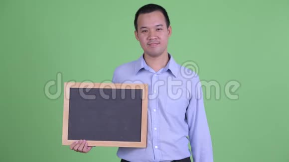 快乐的亚洲商人拿着黑板竖起大拇指视频的预览图