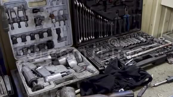 车库内的扳手和其他工具视频的预览图