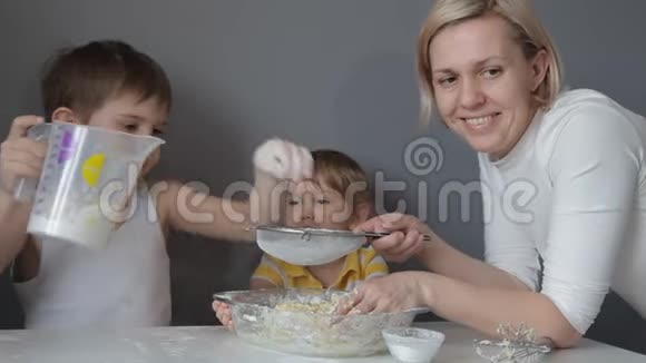 孩子们和妈妈用手捏面团做饼干视频的预览图