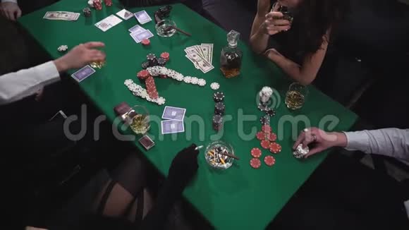 黑手党在桌子上玩扑克视频的预览图