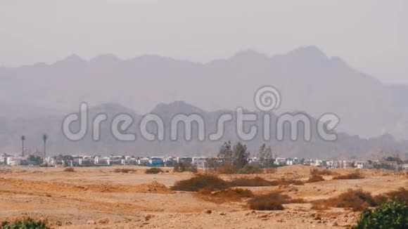 在埃及背景的沙漠山脉中的建筑物和房屋的全景视频的预览图