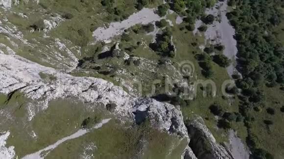 高加索山脉的岩石悬崖顶部视图视频的预览图