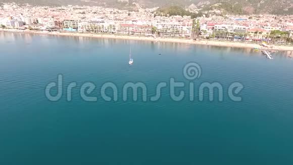 土耳其马尔马里斯沿海城市度假胜地的鸟瞰图视频的预览图