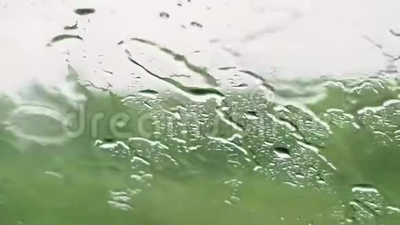 近距离拍摄雨滴落下视频的预览图