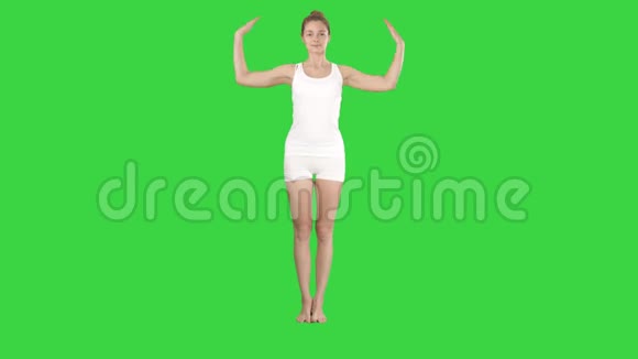 年轻女子在鹰瑜伽摆姿势的绿色屏幕上铬键视频的预览图
