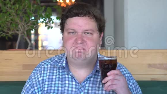 胖子在咖啡馆里喝着一杯可乐摇头说不视频的预览图
