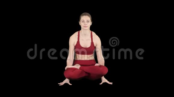 美妇做瑜伽坐臂举姿阿尔法频道视频的预览图