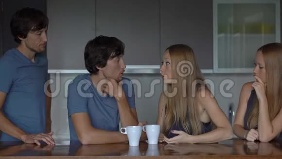 情商概念年轻夫妇分析了他们以前的争吵中央数字视频的预览图