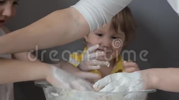孩子们和妈妈用手捏面团做饼干视频的预览图
