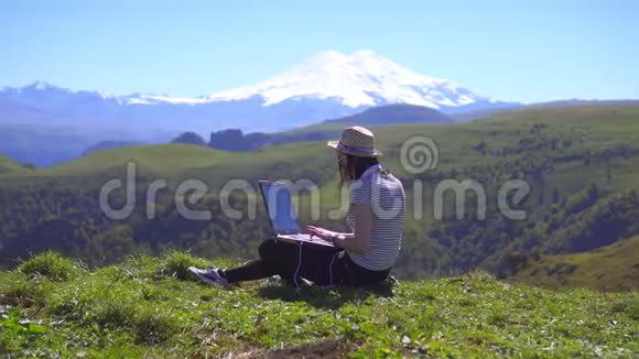 女孩是一个博客写手手提电脑在山上慢莫视频的预览图