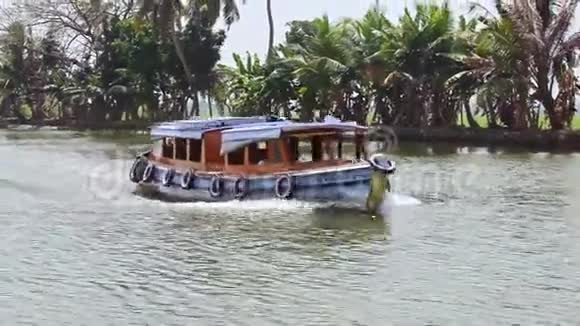 在热带地区沿宽河关闭旅游船帆视频的预览图