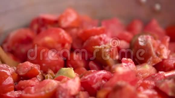 烹饪番茄酱特写锅中加入新鲜番茄慢动作视频的预览图