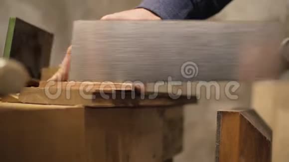 男木匠用手锯锯木元素4k视频的预览图