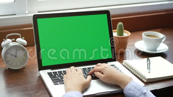4K特写女人用笔记本电脑工作用手指和键盘打字空白绿屏电脑手提电脑视频的预览图