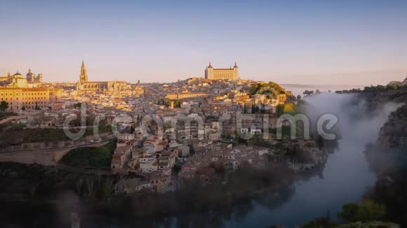 4K时间推移视频日出在托莱多西班牙古老的城镇城市景观薄雾笼罩着河流视频的预览图