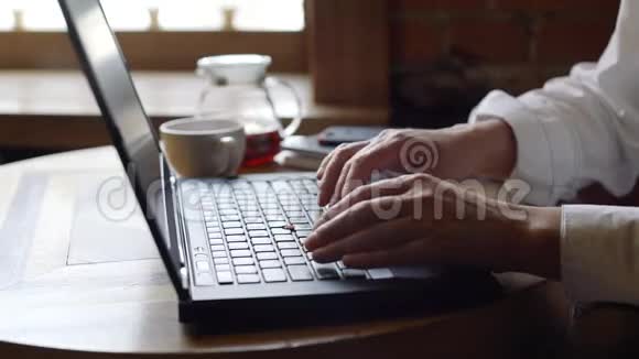 在咖啡店用笔记本电脑拉近女人的距离视频的预览图