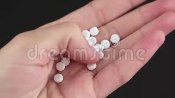 女性手中的药片视频的预览图