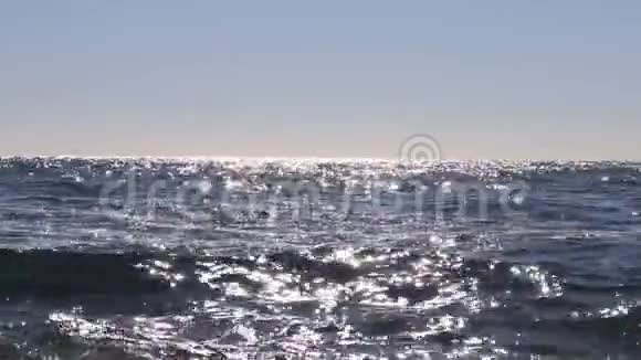 阳光灿烂的南海表面视频的预览图