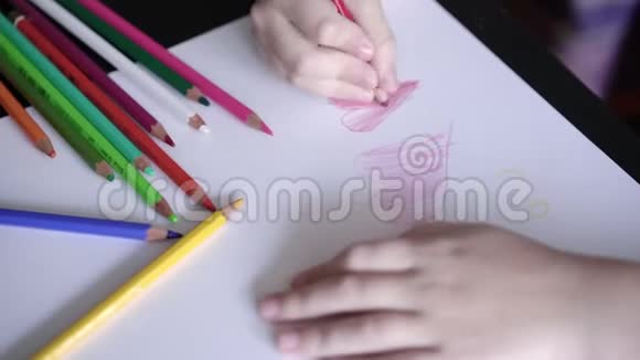一个孩子在自制明信片上画一个红色铅笔心的手儿童教育视频的预览图