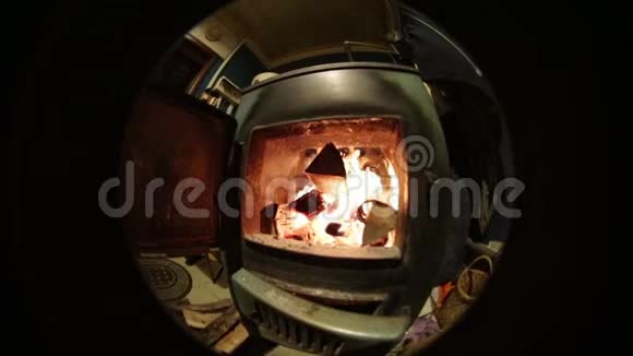 木柴在烤箱中燃烧慢动作视频视频的预览图