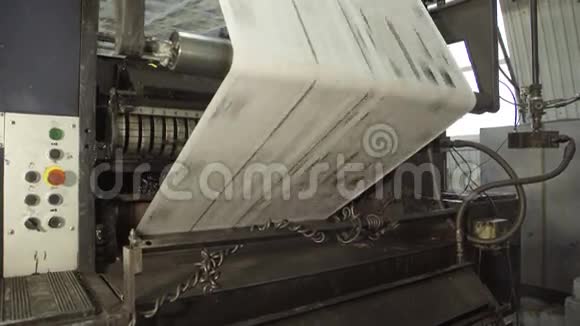 印刷厂轧钢机上长未裁纸视频的预览图