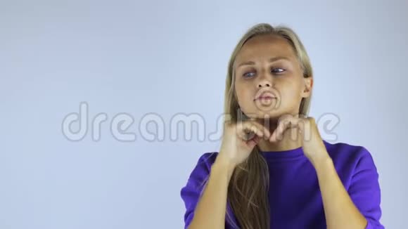 年轻女人做面部按摩视频的预览图