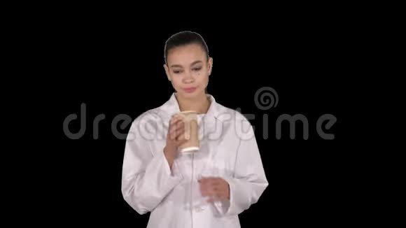 年轻的拉丁医生休息喝咖啡阿尔法通道视频的预览图