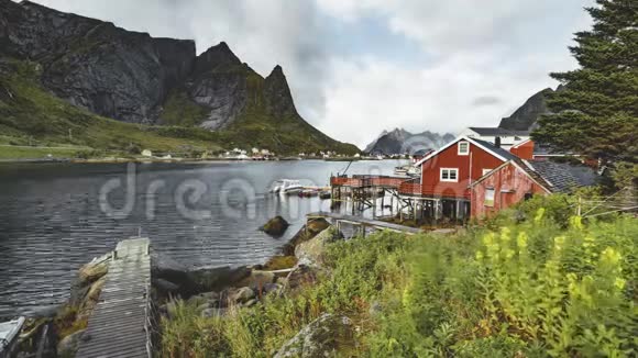 4k时间推移电影片段在哈姆诺伊岛上的传统挪威渔民小屋上空的云层视频的预览图
