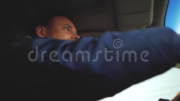 一个留着胡子眼睛很漂亮的男人正在开车从下面看视频的预览图