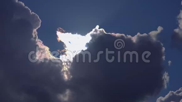 巨大的云天和蓝天后面的太阳视频的预览图