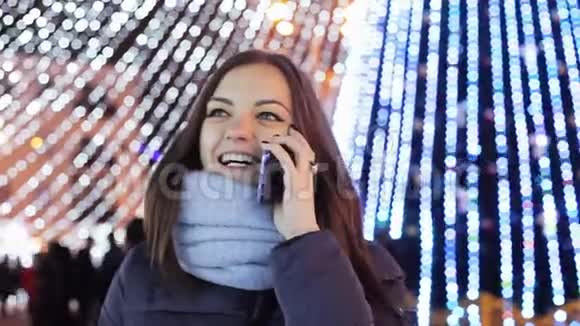 女人在平安夜给亲戚打电话祝贺圣诞节和新年视频的预览图