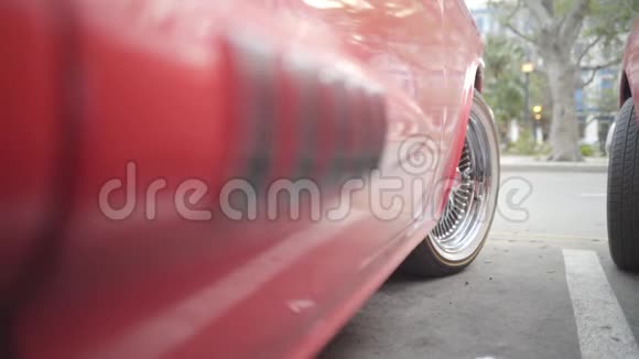 一辆美国经典汽车展出行动带轮子的红车的一部分视频的预览图