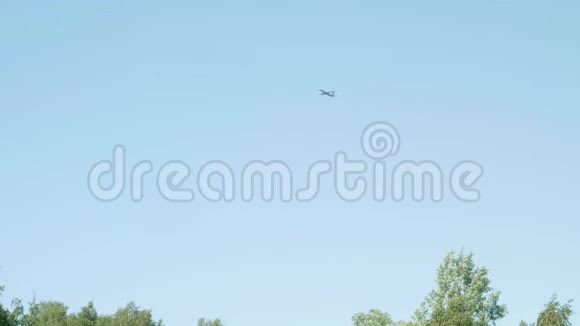 飞机在降落前在空中飞行以缓解高度从底部看视频的预览图